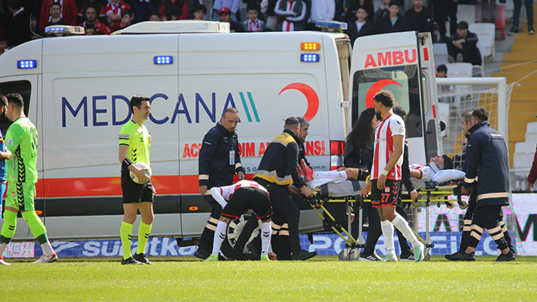 Sivassporda Rey Manaj şoku Ambulansla hastaneye kaldırıldı