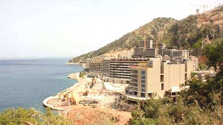 Marmaris Körfezi’nde mühürlere rağmen süren dev beton otel başkanı isyan ettirdi: ‘Biz mühürlüyoruz onlar kırıyor’