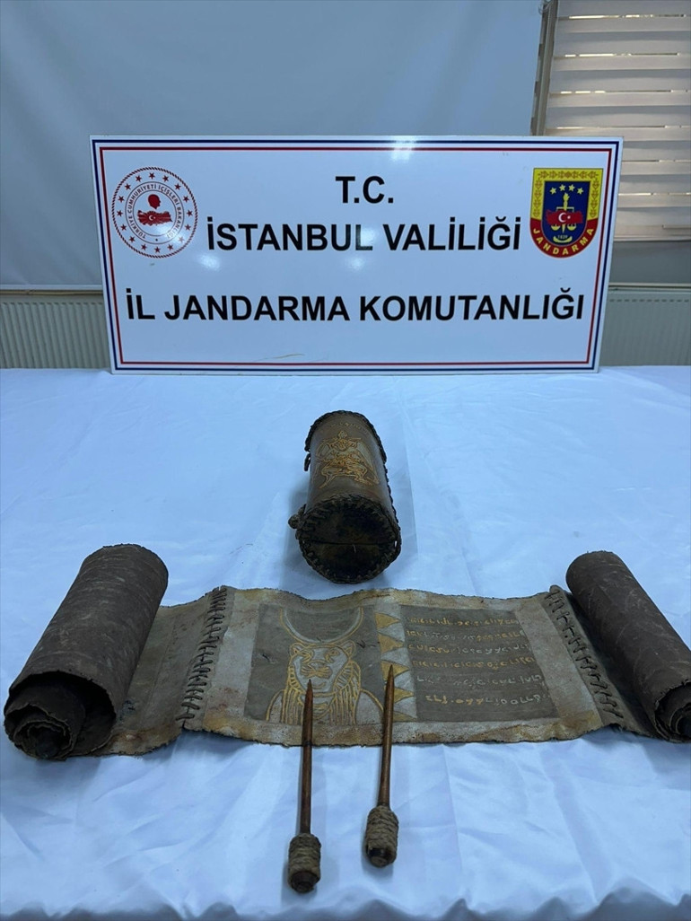 Değeri dudak uçuklattı Tam bin iki yüz yıllık... Deri üzerine altın yazmalı Tevrat ele geçirildi