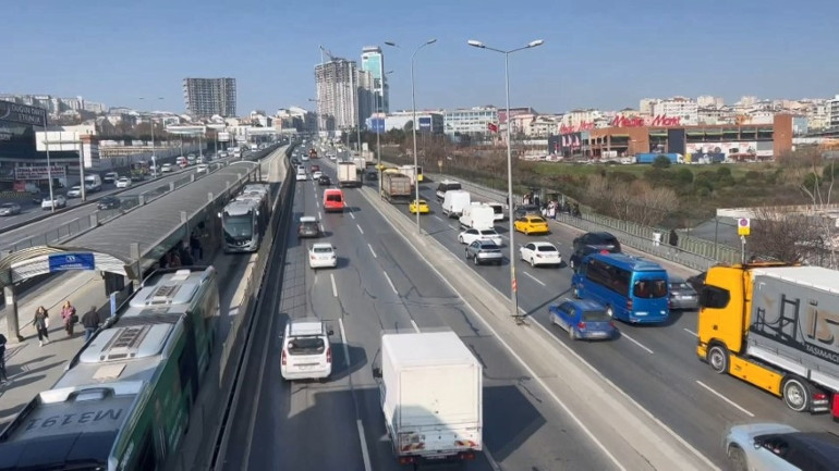 E-5te İETT otobüsü kaza yaptı, yol kapandı