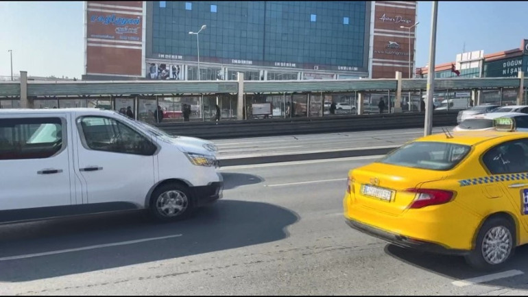 E-5te İETT otobüsü kaza yaptı, yol kapandı
