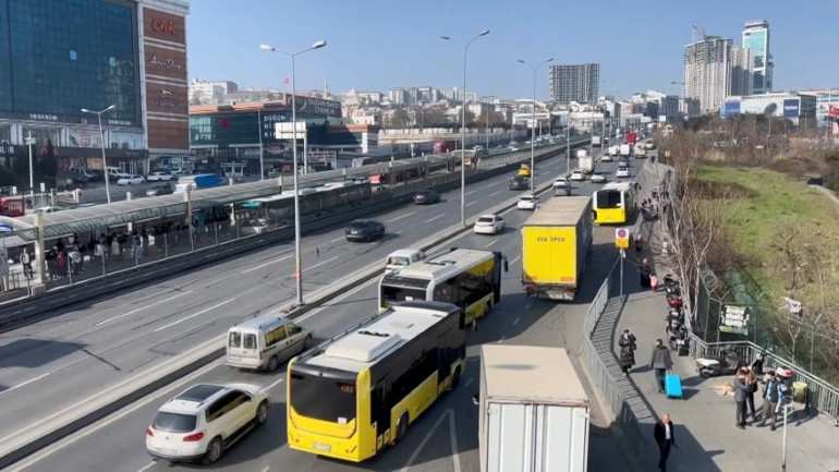 E-5te İETT otobüsü kaza yaptı, yol kapandı
