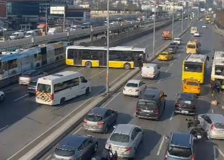 E-5te İETT otobüsü kaza yaptı, yol kapandı