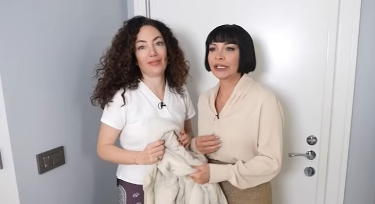 159 ülke gezdi evini getirdiği objelerle süsledi 70 ve 80lere damga vuran ünlü şarkıcı burada yaşıyor