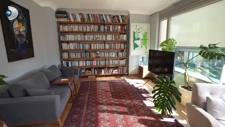 159 ülke gezdi evini getirdiği objelerle süsledi 70 ve 80lere damga vuran ünlü şarkıcı burada yaşıyor