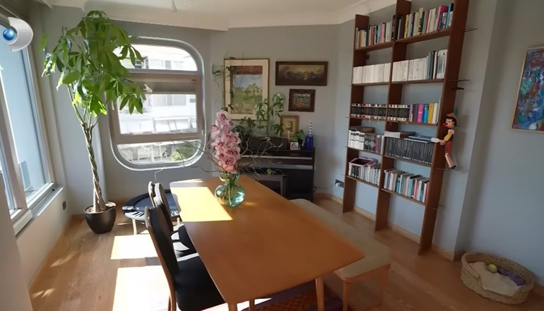 159 ülke gezdi evini getirdiği objelerle süsledi 70 ve 80lere damga vuran ünlü şarkıcı burada yaşıyor