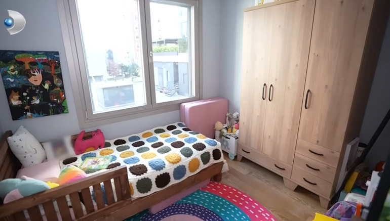 159 ülke gezdi evini getirdiği objelerle süsledi 70 ve 80lere damga vuran ünlü şarkıcı burada yaşıyor