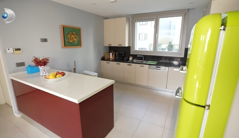 159 ülke gezdi evini getirdiği objelerle süsledi 70 ve 80lere damga vuran ünlü şarkıcı burada yaşıyor