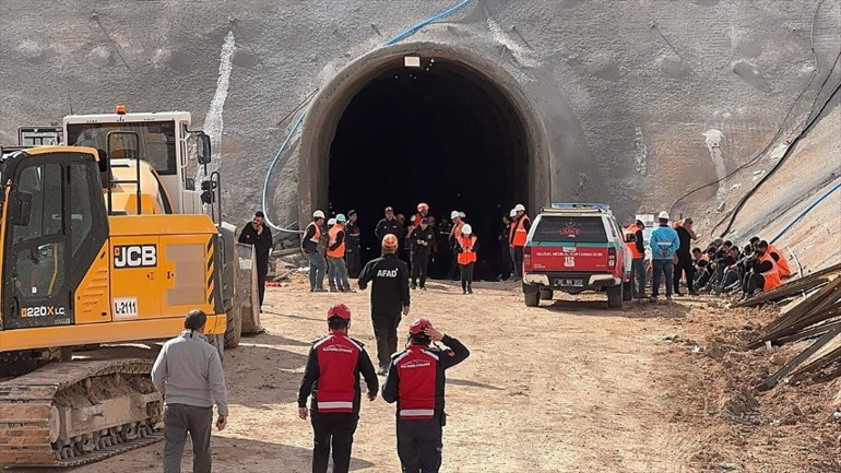 Tren tüneli inşaatına kaya düştü: 1 ölü, 1 yaralı var