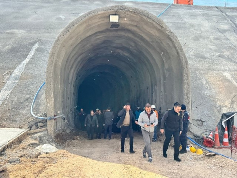 Tren tüneli inşaatına kaya düştü: 1 ölü, 1 yaralı var