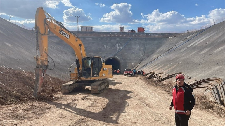 Tren tüneli inşaatına kaya düştü: 1 ölü, 1 yaralı var