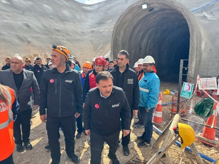 Tren tüneli inşaatına kaya düştü: 1 ölü, 1 yaralı var