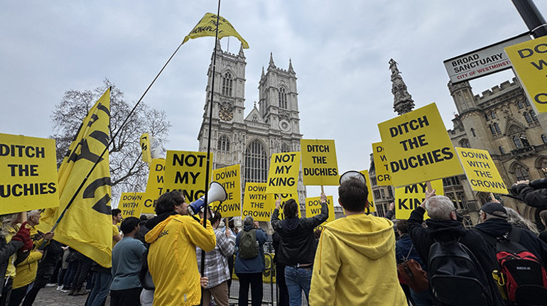 İngiltere’de monarşi karşıtlarından protesto