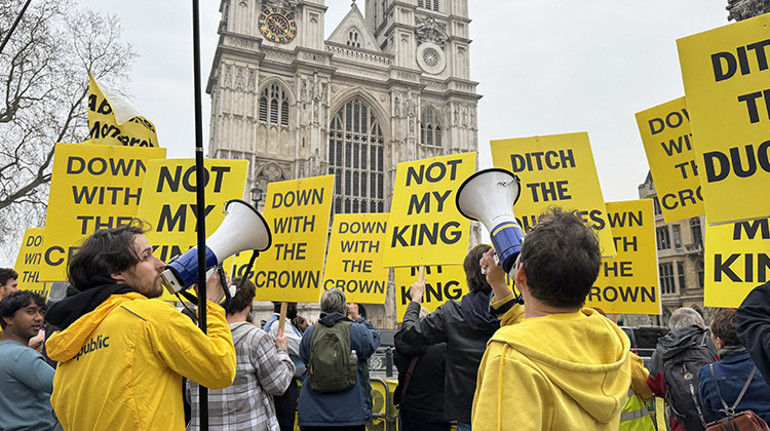 İngiltere’de monarşi karşıtlarından protesto