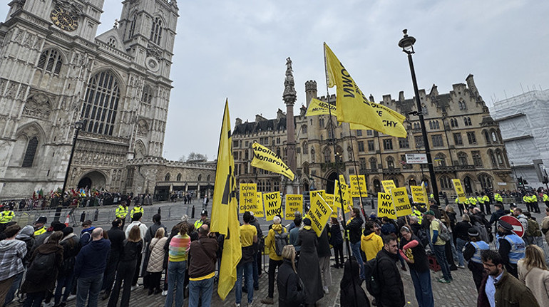İngiltere’de monarşi karşıtlarından protesto