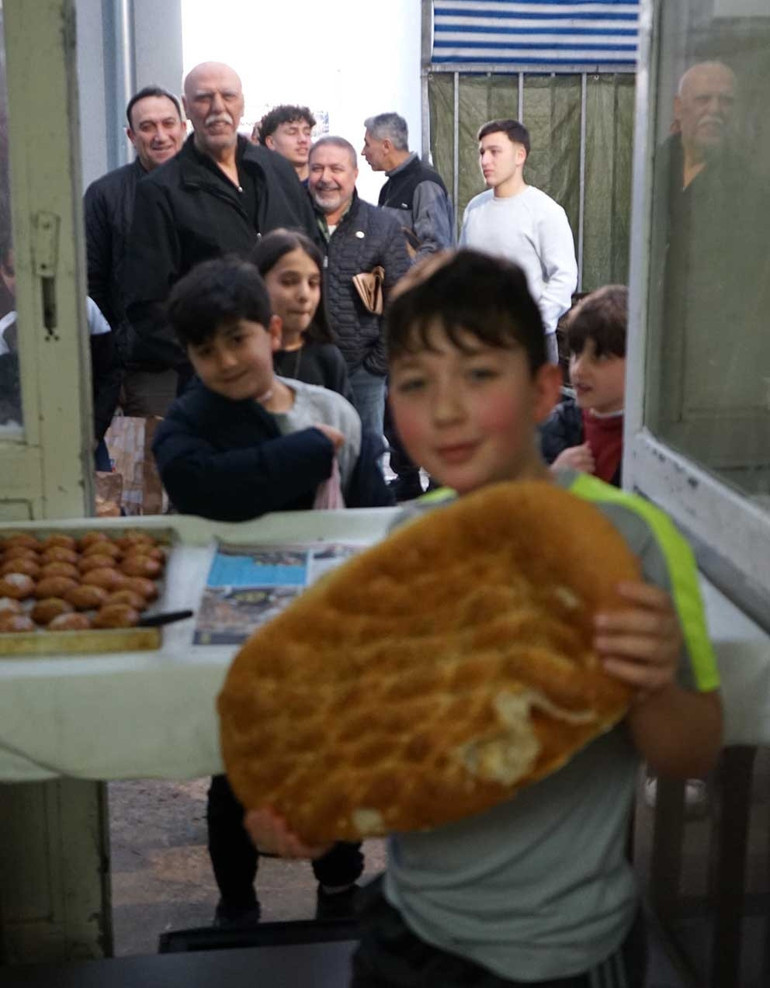 İftarların vazgeçilmezi Ramazan pidesi