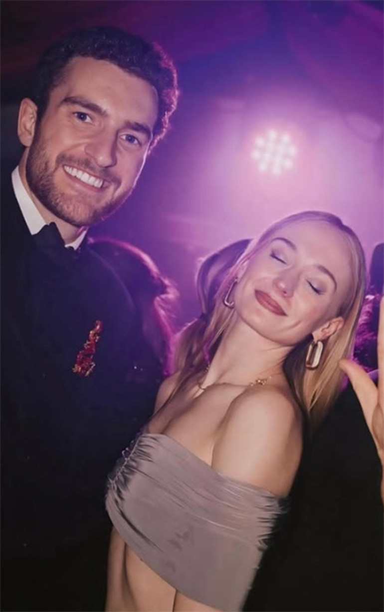 Kocasını boşayıp tenha sokaklarda kaçamak yapıyordu... Gizli aşk artık gece gezmelerinde