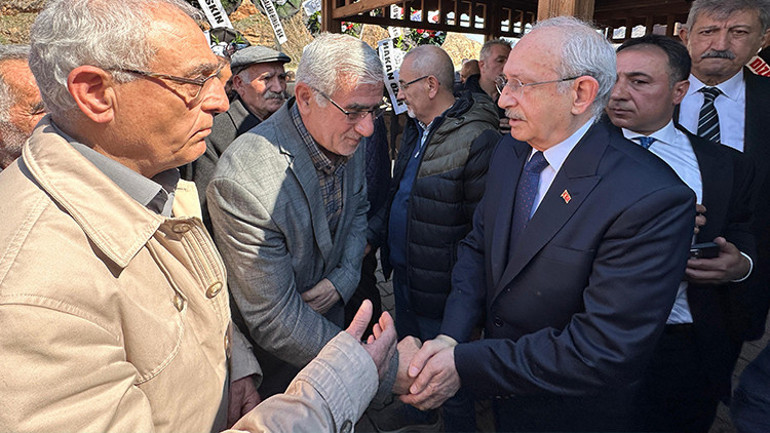 Kemal Kılıçdaroğlu, kuzeninin cenaze törenine katıldı