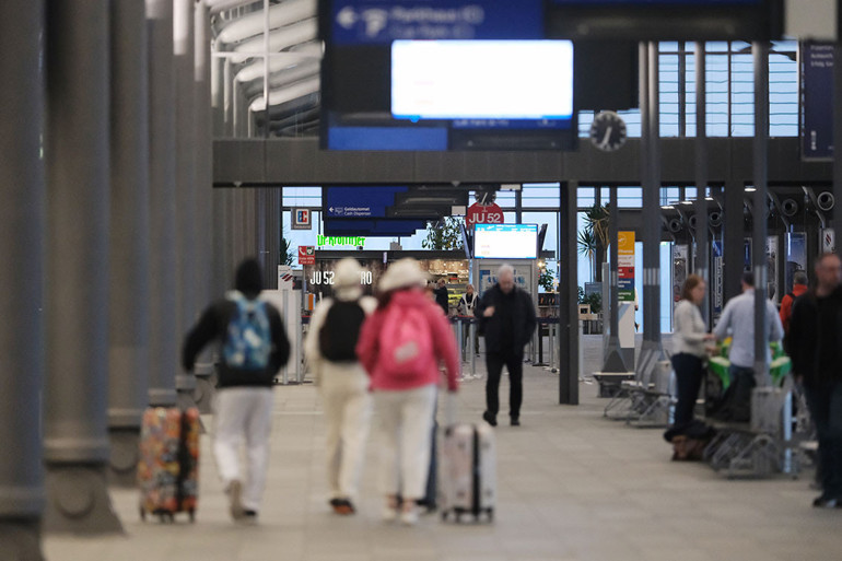 Almanya’da hava trafiği açıldı