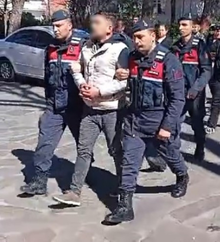 Aydında infial yaratan görüntü Kavgayı ayırmak isteyen polis memuruna saldırdı... Savcılıktan açıklama geldi