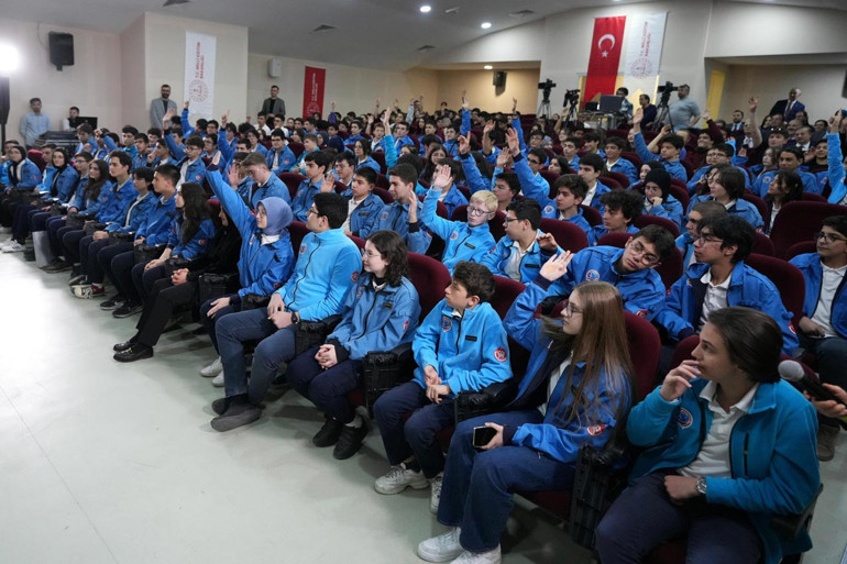 Bakan Tekin, İftarda Konuşalım programında öğrencilerle buluştu