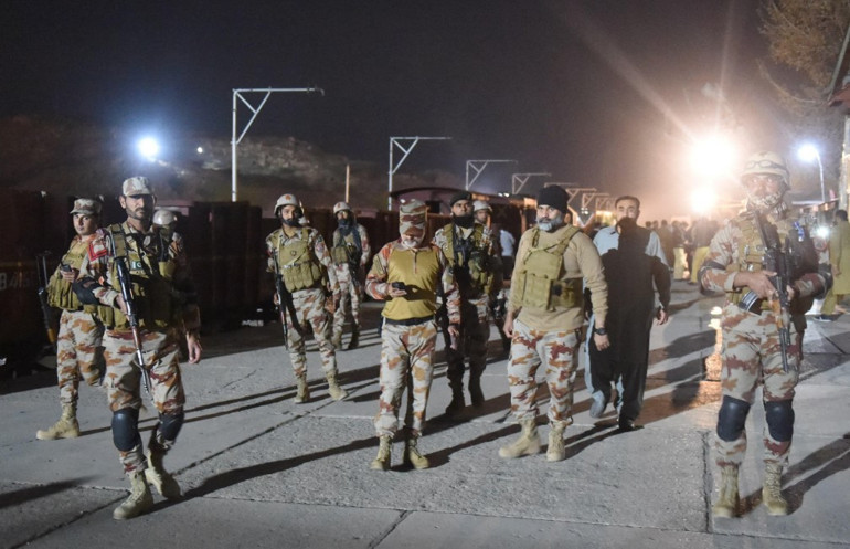 Pakistanda trende rehine krizi 450 yolcu rehin alındı: 30 militan öldürüldü, 190 rehine kurtarıldı