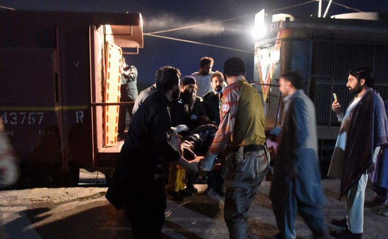 Pakistanda trende rehine krizi 450 yolcu rehin alındı: 30 militan öldürüldü, 190 rehine kurtarıldı