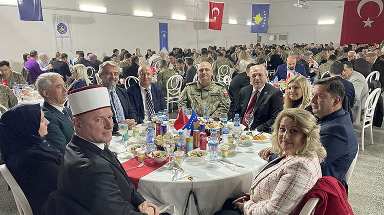 Türk askeri, Kosova’da iftar verdi