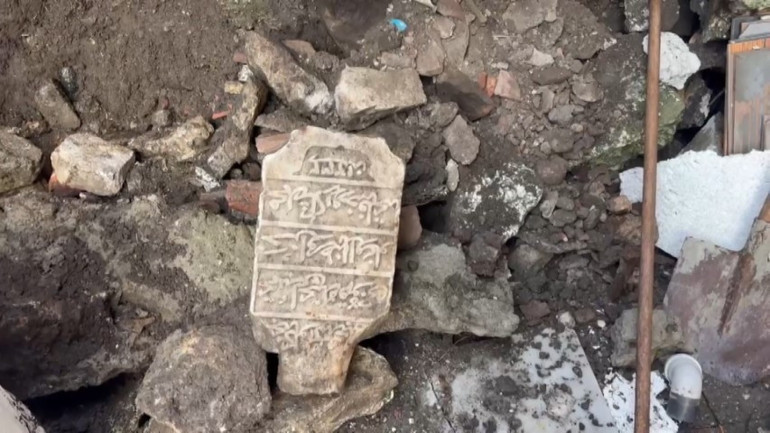 Fatihte çöken duvarın molozları arasında bulundu: Tam 793 yıllık... | Burada daha fazlasının olduğunu düşünmeliyiz