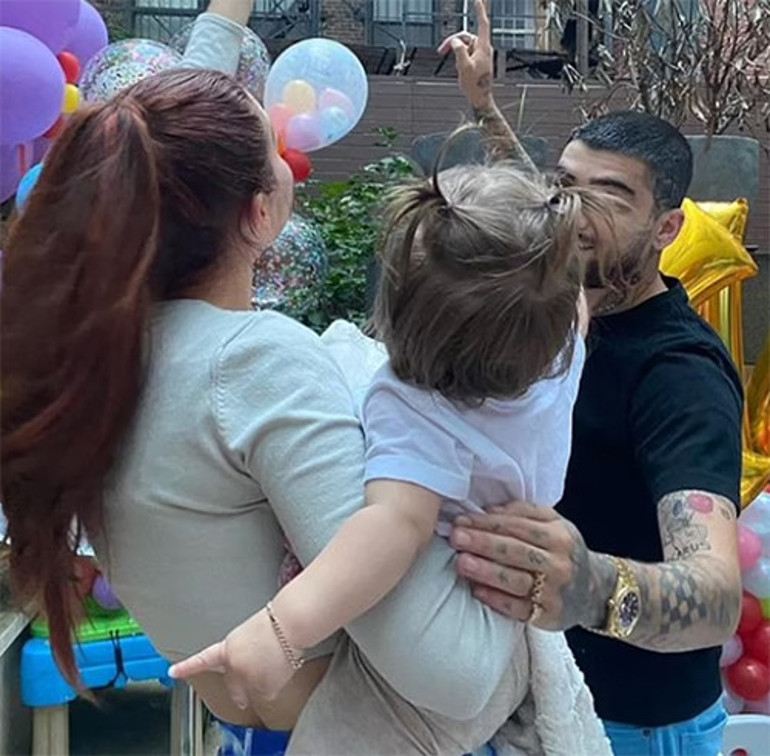 Şimdi kalbi yeni sevgilisi için çarpıyor... Ama eski aşkını da hayatından çıkaramadı: Artık birbirimizin yoldaşıyız
