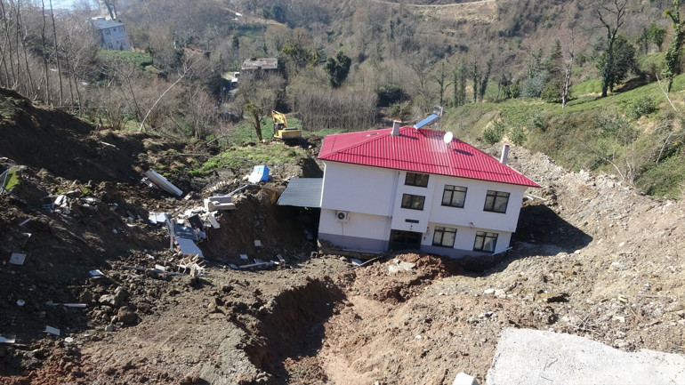 Yapı bütünlüğü bozulmadan 50 metre kaymıştı Evin zemin araştırılması yapılmamış