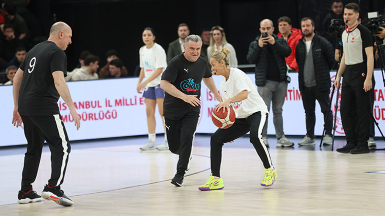 Gençlik ve Spor Bakanı Osman Aşkın Bak gösteri maçında parkeye çıktı