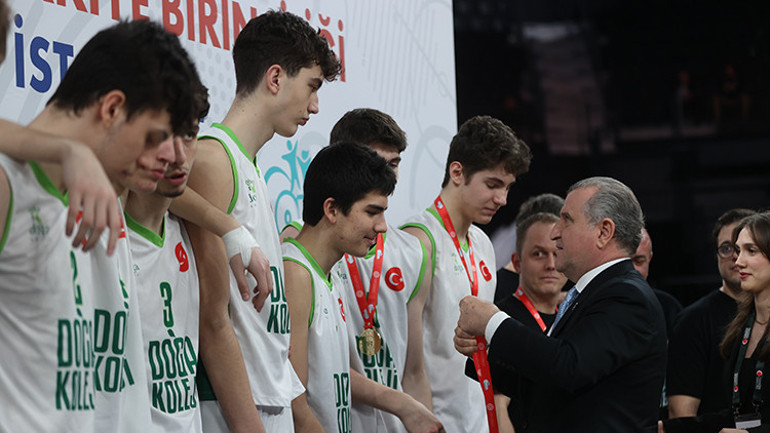 Gençlik ve Spor Bakanı Osman Aşkın Bak gösteri maçında parkeye çıktı