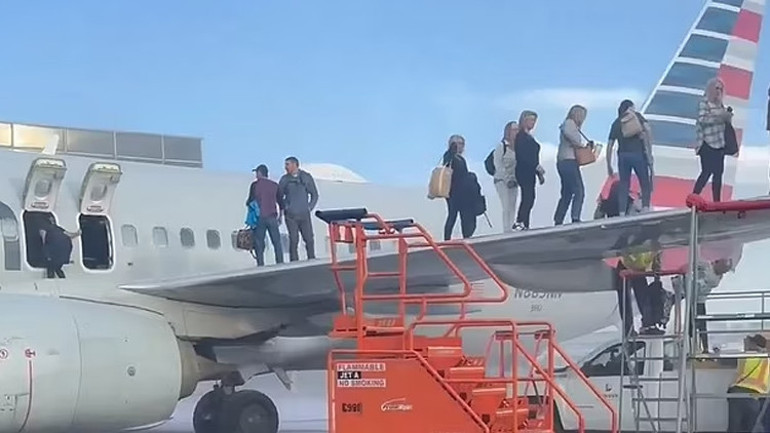 ABDde korku dolu anlar: Yolcu uçağı alev aldı... Kanadına çıkıp kurtarılmayı beklediler