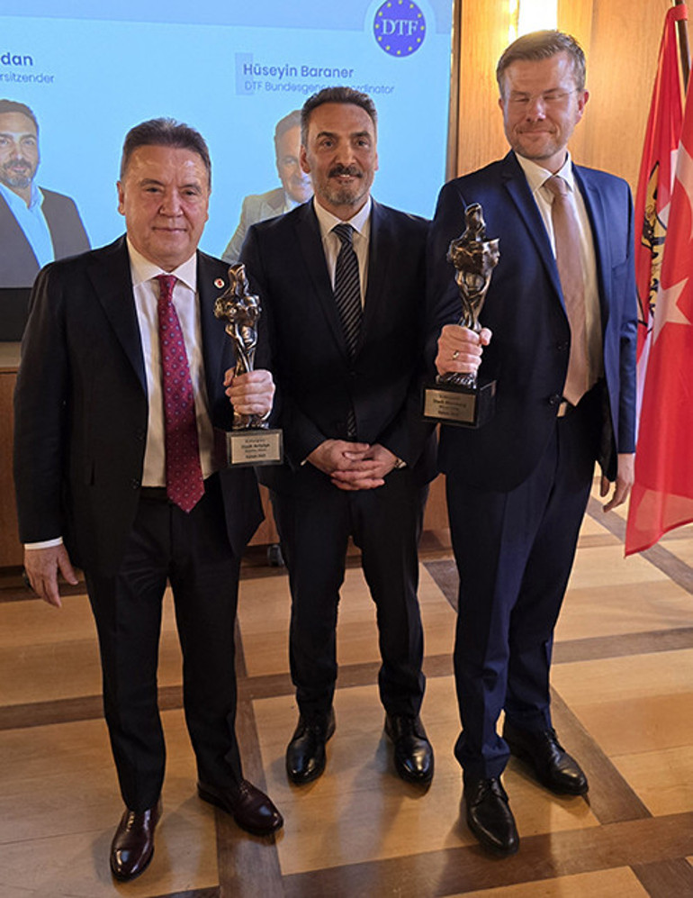 Muhittin Böcek ve Marcus König’e onur ödülü