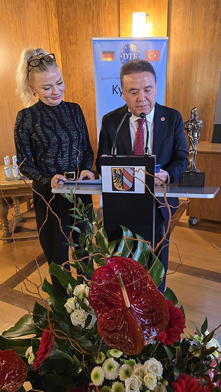 Muhittin Böcek ve Marcus König’e onur ödülü