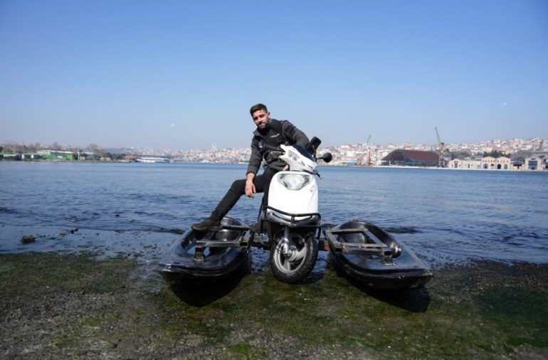 Trafikte görenler şaşkına dönüyor İstanbulda 24 yaşındaki genç, hem karada hem denizde gidebilen motosiklet tasarladı