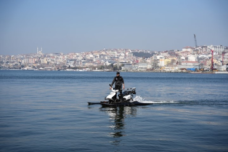 Trafikte görenler şaşkına dönüyor İstanbulda 24 yaşındaki genç, hem karada hem denizde gidebilen motosiklet tasarladı