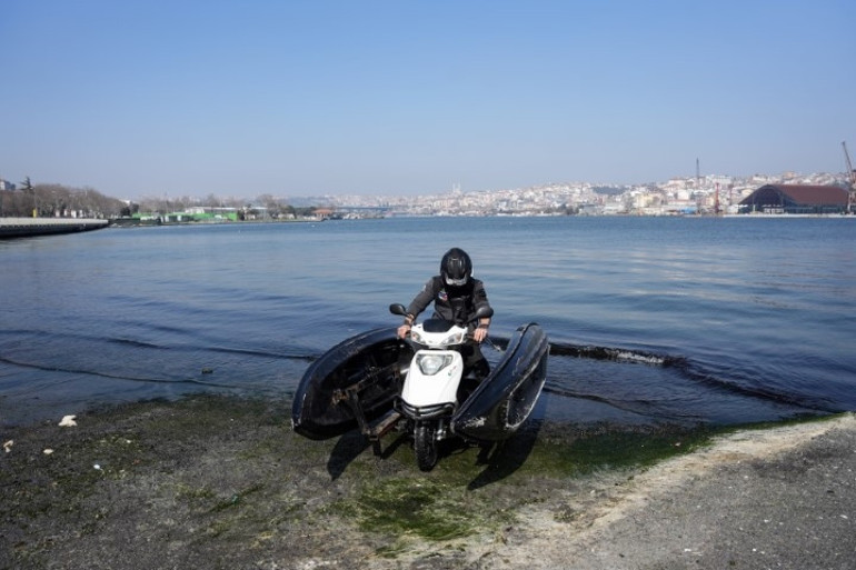 Trafikte görenler şaşkına dönüyor İstanbulda 24 yaşındaki genç, hem karada hem denizde gidebilen motosiklet tasarladı