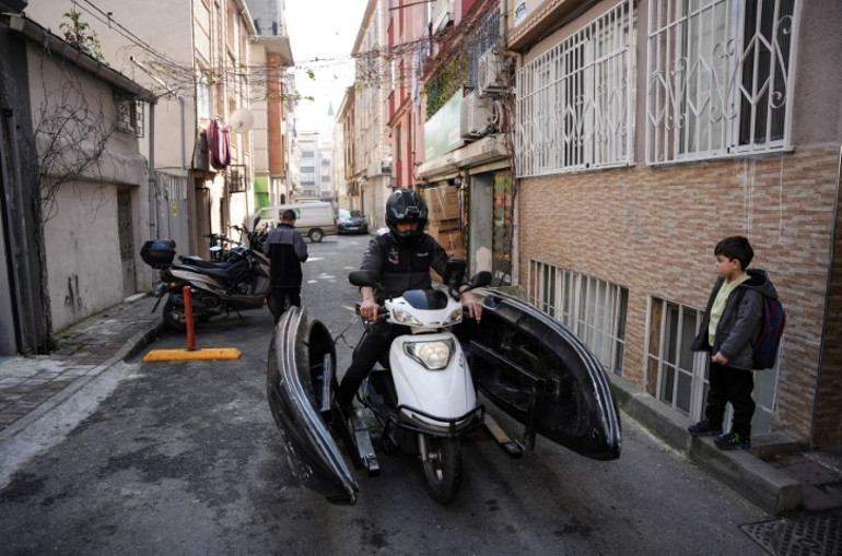 Trafikte görenler şaşkına dönüyor İstanbulda 24 yaşındaki genç, hem karada hem denizde gidebilen motosiklet tasarladı