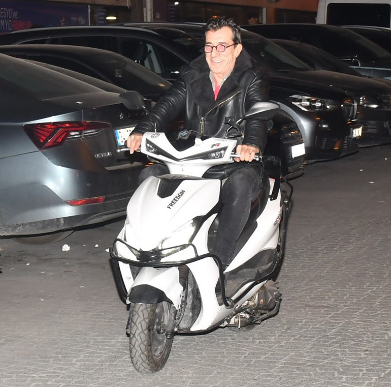 Aşkı uğruna 35 yıllık evliliğini bitirmişti... Çantasını sevgilisi taşıdı