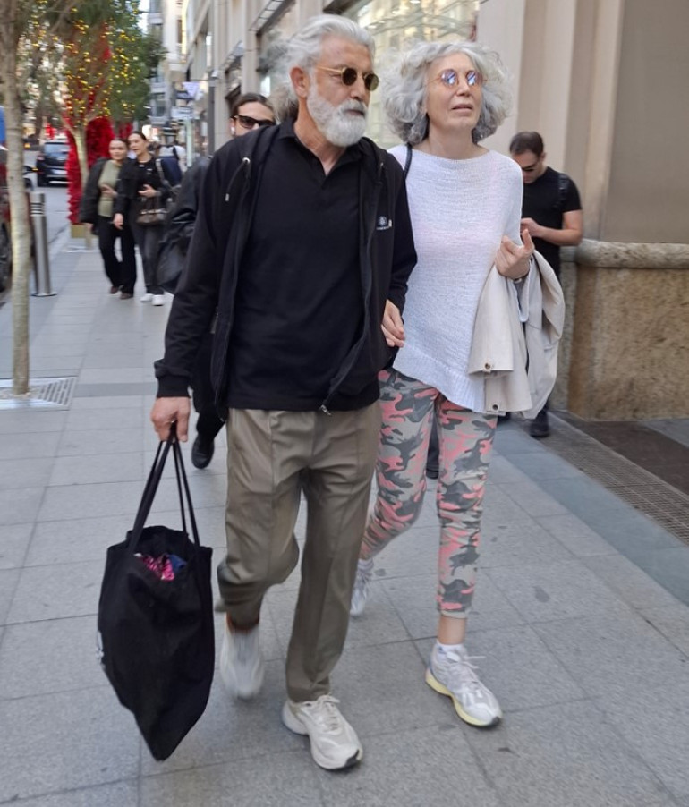 Aşkı uğruna 35 yıllık evliliğini bitirmişti... Çantasını sevgilisi taşıdı