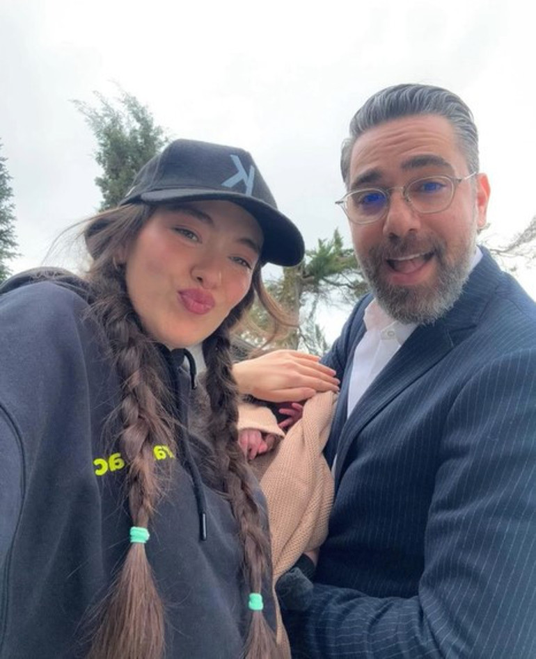 Aşkı uğruna 35 yıllık evliliğini bitirmişti... Çantasını sevgilisi taşıdı