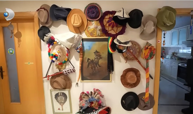 159 ülke gezdi evini getirdiği objelerle süsledi 70 ve 80lere damga vuran ünlü şarkıcı burada yaşıyor