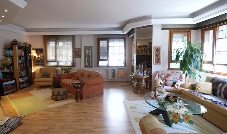 159 ülke gezdi evini getirdiği objelerle süsledi 70 ve 80lere damga vuran ünlü şarkıcı burada yaşıyor