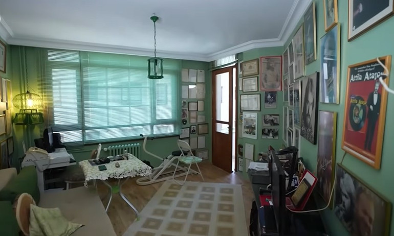 159 ülke gezdi evini getirdiği objelerle süsledi 70 ve 80lere damga vuran ünlü şarkıcı burada yaşıyor