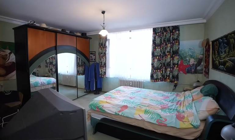 159 ülke gezdi evini getirdiği objelerle süsledi 70 ve 80lere damga vuran ünlü şarkıcı burada yaşıyor