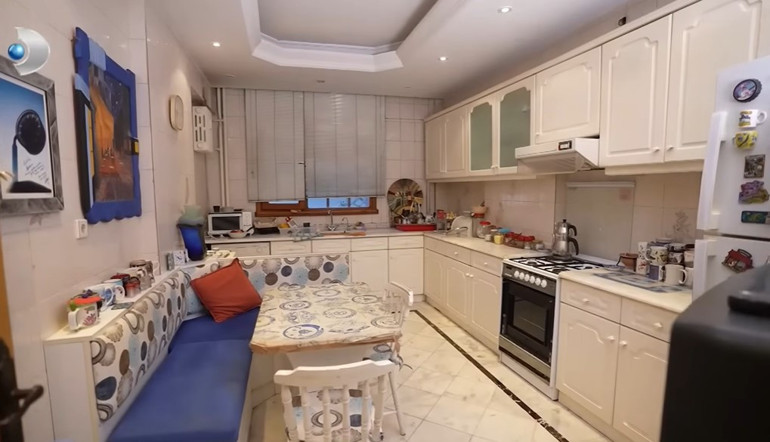 159 ülke gezdi evini getirdiği objelerle süsledi 70 ve 80lere damga vuran ünlü şarkıcı burada yaşıyor