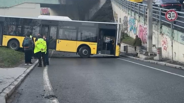 Karaköyde İETT otobüsü kaza yaptı, yol trafiğe kapandı
