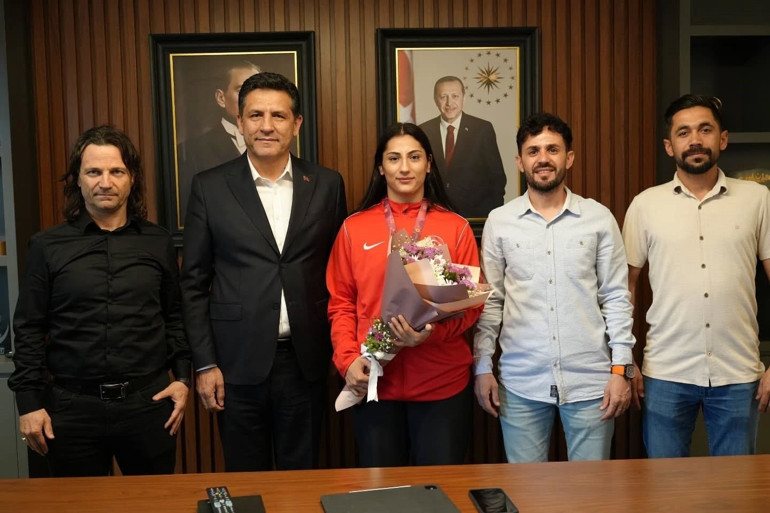 Avrupa üçüncüsü Hatice Nur, Adana’da coşkuyla karşılandı